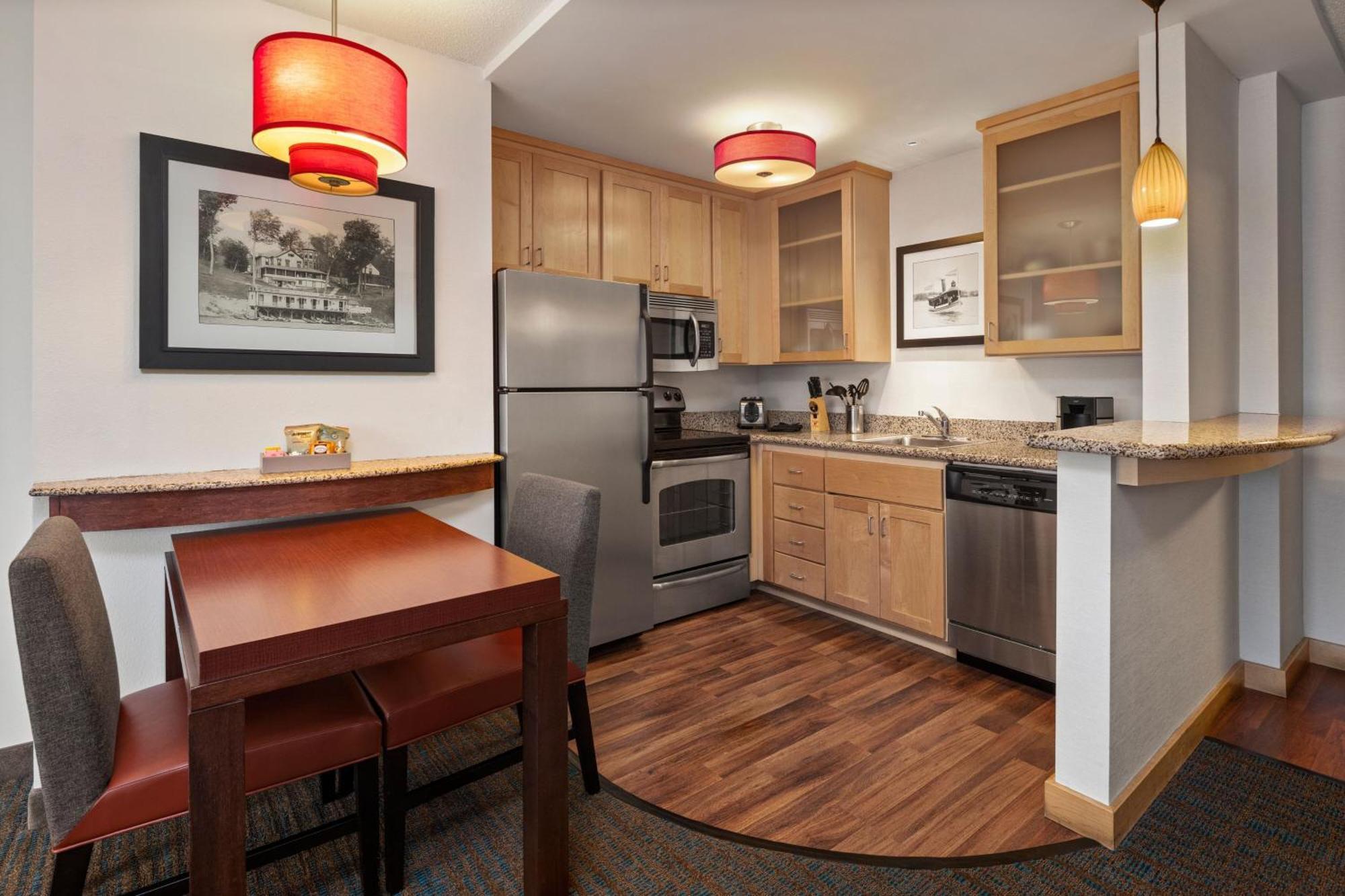 Residence Inn Minneapolis Плимът Екстериор снимка